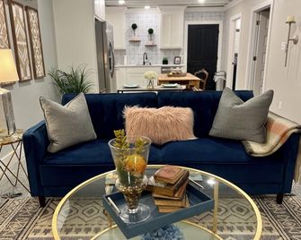 Country Chic 1 BR apartment on 2 acres w/charming historic patio in serene Azle - Azle - Living room