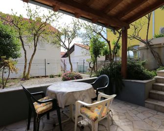 Apartments by the sea Nemira, Omis - 17039 - Omiš - Terasa