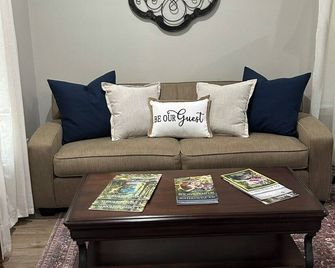 The Julep House - a 2-bedroom cottage in Beautiful Saint Francisville, LA! - Saint Francisville - Sala de estar