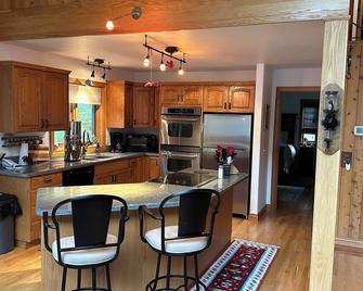 Rustic Big Sky \'Cabin\' - Superior - Kitchen