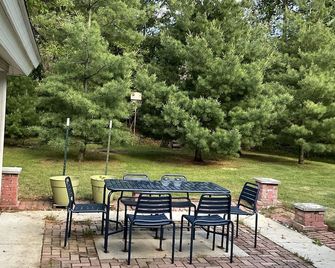 Studio apartment 2.5 blocks from Tawas Point State Park beaches. - Tawas City - Patio
