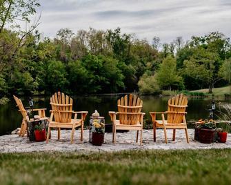 The Honey Hut Think of On Golden Pond - Mount Sterling - Binnenhof