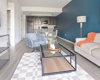 Landing Furnished Apartments - Fort Myers - Heritage Palms - Fort Myers - Living room