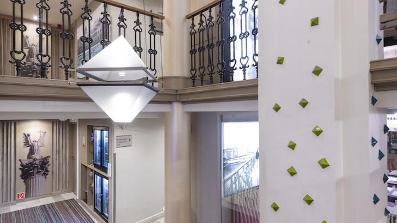 Three Corners Hotel Art