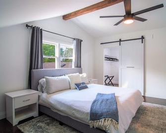 New Modern Home Close To Everything! - Elmhurst - Bedroom