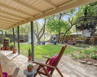 A charming well-located home in central Davis - Davis - Patio