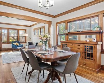 2 Bedrooms On Main Lvl Cozy Urban Retreat by The Falls, Msp, Moa, Va - Minneapolis - Dining room