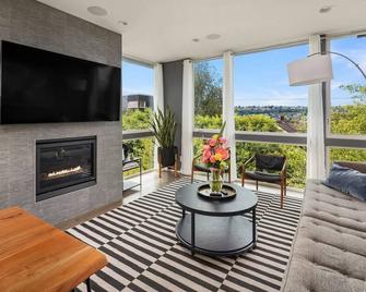 Spectacular Views from this 3 Bedroom Designer Home w/ Priv Rooftop, AC - Seattle - Sala de estar