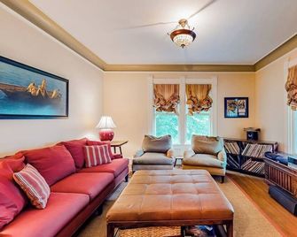 Dog-friendly Historical Home With Recent Updates, Porch & Prime In-town Location - Rockland - Living room