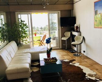 Bright apartment with sea view - Beaulieu-sur-Mer - Living room