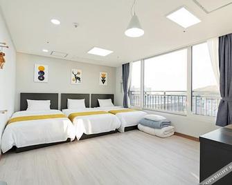 Yeosu Jin Arirang Hostel - Yeosu - Habitación