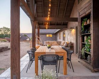 Cosmic Ranch-Private and Luxurious! - Pioneertown - Patio