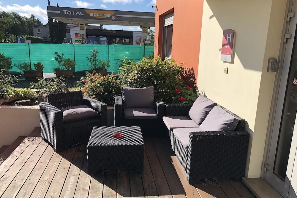 Comfortable Stay with Cozy Rooms and Proximity to Olympic Park, Free Parking - Saint-Priest - Патіо