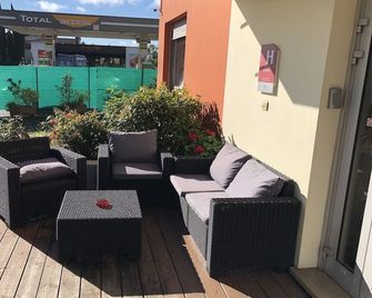 Comfortable Stay with Cozy Rooms and Proximity to Olympic Park, Free Parking - Saint-Priest - Патіо