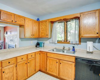 Waterfront Fond Du Lac Home On Deneveu Lake - Fond du Lac - Kitchen