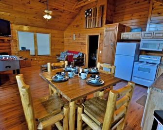 Secluded Cabin Near Smoky Mountains. Hot Tub! Honeymoon! - Sevierville - Dining room
