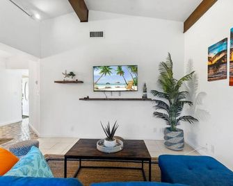 Lovely 2 BR Condo w/ Private yard - 7 Min from the Beach - Fort Lauderdale - Living room