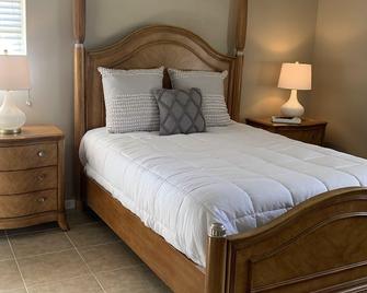 Near Lake Myrtle Sports Park, Walking Distance - Auburndale - Bedroom
