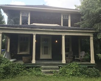 Private farmhouse w/claw foot tubs, firepit and walking trails - Innisfil - Edificio