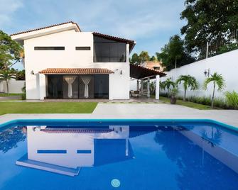 Large house in gated community walking distance to downtown. - Colima - Alberca