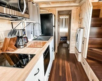Luxury Tiny Home/Base Camp to Ouray, Telluride/2 Queen beds, 1 twin bed/Washer & Dryer/Smart TV/Hot Tub Access/Patio w/Mountain Views/ Fire Pit/11 mi to Airport - Montrose - Kitchen