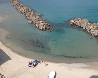 Marina Holiday Home - Pizzo - Strand