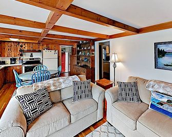 Noonie's Nest Waterfront Cottage on Mount Desert Isle - Mount Desert - Living room