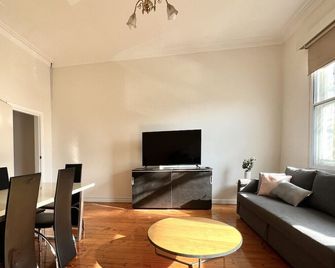 Victorian Terrace in the heart of it all! - Melbourne - Living room