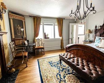 Mr. Monroe Allen Hoyt Suite- Historic Luxury in the heart of Carroll - Carroll
