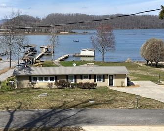 Cozy Waterfront Home With Boathouse - Scottsboro - Edificio