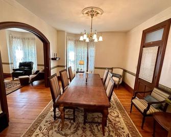 Charming Historic Getaway: Unwind in Lancaster's Timeless Elegance - Lancaster - Comedor