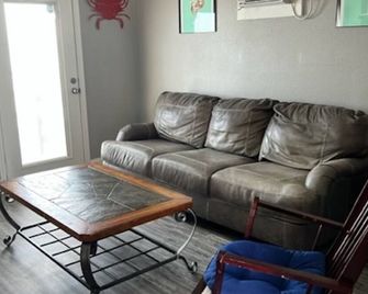 Waterfront 2 bedroom Cabin @Fin and Feather Marina in Aransas Pass. Full kitchen - Aransas Pass - Living room