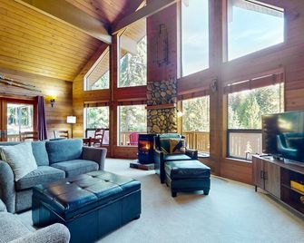 Family-friendly ski cabin with private hot tub, mountain and slope views, Wifi - Snoqualmie Pass - Living room