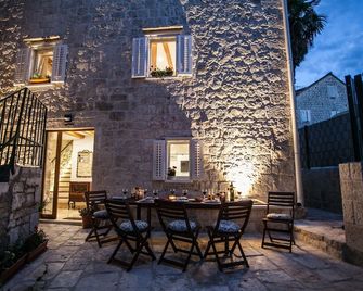 Ground floor double room for 2, 1 min to Trogir - טרוגיר - פטיו