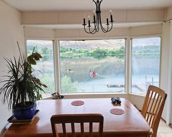 Private Bedroom at Riverfront House - Kamloops - Dining room
