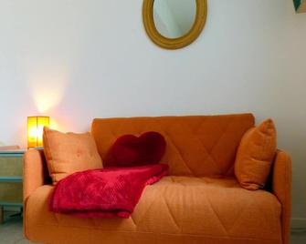 Charming Renovated Cottage with Private Pool, Terrace, and Modern Amenities in Medieval Village - Charroux - Sala de estar