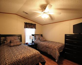 Eagle Ford Village Suites - Dilley - Bedroom