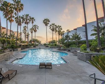 Beach Front Condo - Min 31 Day Stay - Redondo Beach - Basen