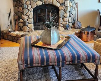 Green Lake home with a shallow sandy beach on the north shore. - Spicer - Sala de estar