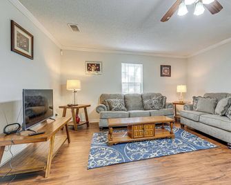 Charming Satsuma Home about 14 Mi to Mobile! - Saraland - Soggiorno