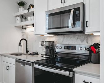 Downtown Traverse City Apartment near West Bay - Traverse City - Kitchen