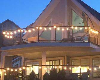 Beautiful family cottage by Okanagan Lake in LaCasa Resort, Kelowna - Fintry - Building