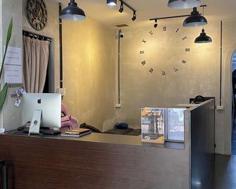Funky Monkey Cafe & Hostel - ויינטיאן - דלפק קבלה