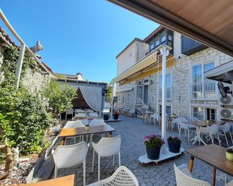 Neva Hotel Alacati - Alacati - Patio