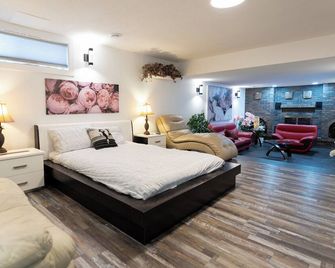 Modern and luxury 3500 sq feet house jetted tub over 10000 sq feet lot - Edmonton - Chambre