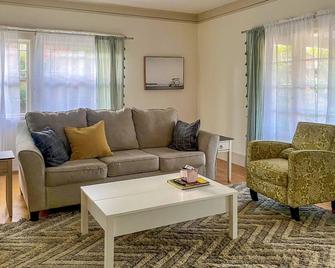 Prime Los Feliz Craftsman 2/1 Bungalow Home, Big Yard, Dog Friendly,Washer/Dryer - Los Ángeles