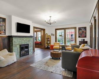 Charming 1930s Bungalow Steps from Shops, Trails & Concerts - Noblesville - Living room