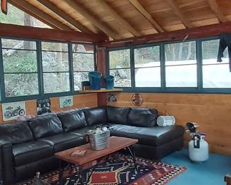 Garden Bay Cliff Dwellings w/dome window Spectacular View - Glamping Experience - Madeira Park - Soggiorno