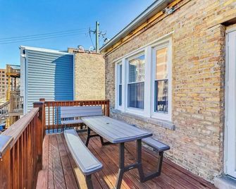 Bright & Modern Apt | Steps to Lake, Train, Food - Chicago - Balcón