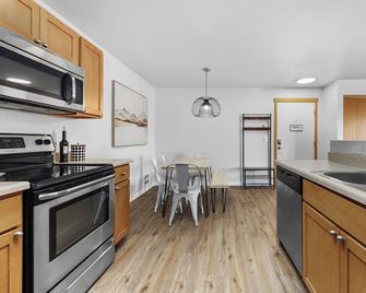 The Buffalo , Modern Minot Condo - Minot - Kitchen